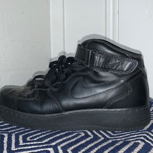 Nike Triple Black Air Force 1 Mid